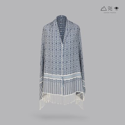 ผ้าคลุมไหล่ขิดไทกะเลิง ลายขอมงกุฎเครือ คราม-ขาว