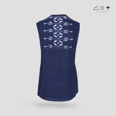 เสื้อเว้าแขน ผ้าคราม 4 ตะกอ มัดหมี่