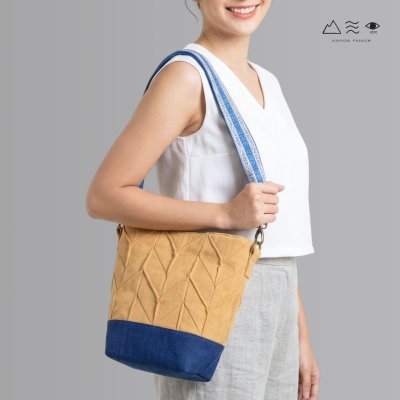 KHID กระเป๋าสะพายผ้าย้อมสีเปลือกไม้ พับลายฟันปลา สายยกขิด