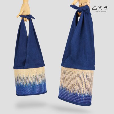 กระเป๋าสานกกหูผูกผ้าทอมือ-คราม กระเป๋าสานกกหูผูกผ้าทอมือ-คราม