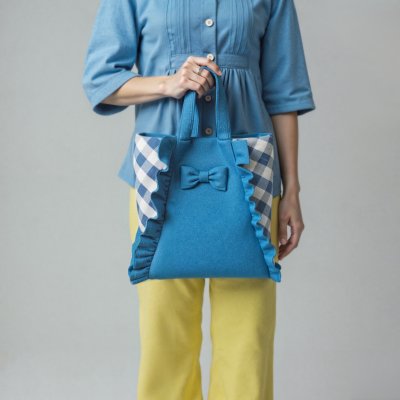 กระเป๋า Tote ผ้าคราม แต่งระบาย ลายผ้าขาวม้า