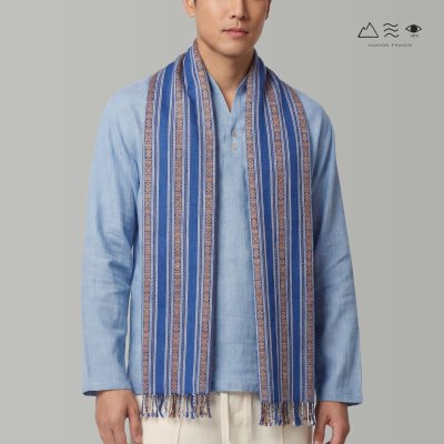 ผ้าพันคอฝ้ายย้อมครามทอมือยกขิด 002 ลายดอกมะส้าน