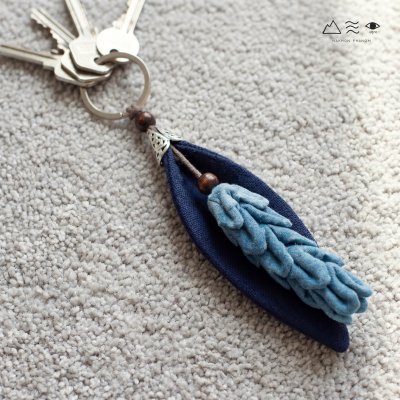 พวงกุญแจดอกกระเจียว ย้อมคราม