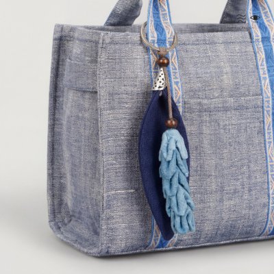 พวงกุญแจดอกกระเจียว ย้อมคราม