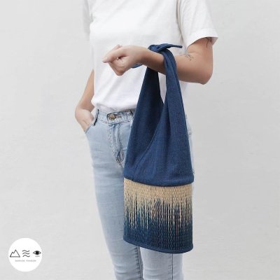 กระเป๋าสานกกหูผูกผ้าทอมือ-คราม