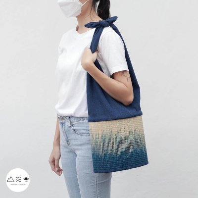 กระเป๋าสานกกหูผูกผ้าทอมือ-คราม