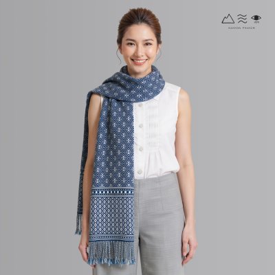 ผ้าพันคอขิดไทกะเลิง ลายดอกมะขวิด - คราม