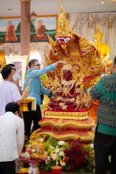 พระมหาจักรพรรดิ์ทรงนาคปรก