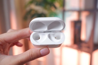 Airpods 4 รุ่นมาตรฐาน สี White เครื่องสวยใช้งานน้อย ราคาเพียง 3,900.- มีประกันร้าน 60 วัน