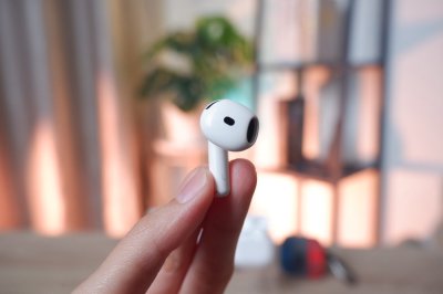 Airpods 4 รุ่นมาตรฐาน สี White เครื่องสวยใช้งานน้อย ราคาเพียง 3,900.- มีประกันร้าน 60 วัน