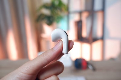 Airpods 4 รุ่นมาตรฐาน สี White เครื่องสวยใช้งานน้อย ราคาเพียง 3,900.- มีประกันร้าน 60 วัน
