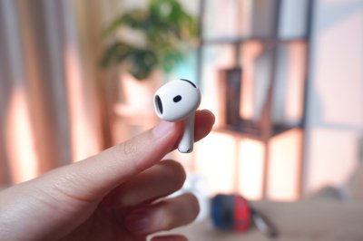 Airpods 4 รุ่นมาตรฐาน สี White เครื่องสวยใช้งานน้อย ราคาเพียง 3,900.- มีประกันร้าน 60 วัน