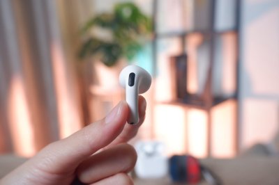 Airpods 4 รุ่นมาตรฐาน สี White เครื่องสวยใช้งานน้อย ราคาเพียง 3,900.- มีประกันร้าน 60 วัน