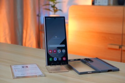 Samsung Galaxy Z Fold6 12+256GB สี Silver Shadow เครื่องสวย ราคาเพียง 28,990.- มีประกันร้าน 60วัน