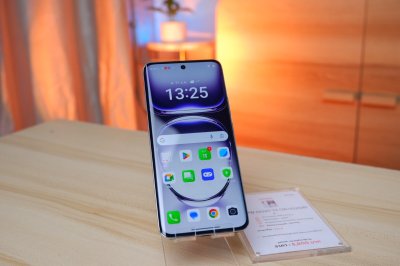 OPPO RENO 12 16+512GB สี Astro Silver เครื่องสวย ราคาเพียง 8,800.- มีประกันร้าน 60วัน