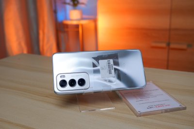 OPPO RENO 12 16+512GB สี Astro Silver เครื่องสวย ราคาเพียง 8,800.- มีประกันร้าน 60วัน