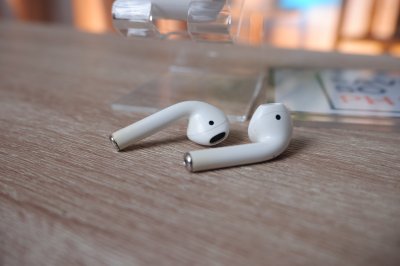 Airpods 1 สี White ราคาเพียง 1,590.- มีประกันร้าน 60 วัน