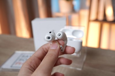 Airpods Pro Gen 2 สี White เครื่องสวยใช้งานน้อย ราคาเพียง 5,900.- มีประกันร้าน 60 วัน