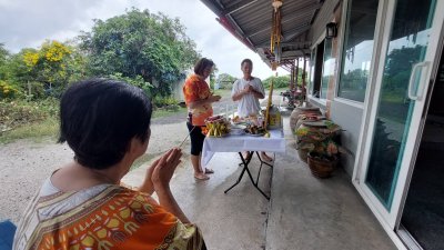 เชิญวิญญาณบรรพบุรุษ