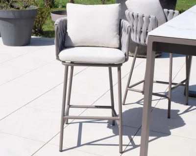 Outdoor Bar Set ชุดโต๊ะบาร์สนามดีไซน์โมเดิร์น พร้อมเก้าอี้เชือกถัก 2 ที่นั่ง เบาะสีเทาอ่อน ขาโต๊ะสีครีม เบาะรองนั่งนุ่มสบาย