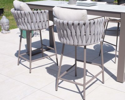 Outdoor Bar Set ชุดโต๊ะบาร์สนามดีไซน์โมเดิร์น พร้อมเก้าอี้เชือกถัก 2 ที่นั่ง เบาะสีเทาอ่อน ขาโต๊ะสีครีม เบาะรองนั่งนุ่มสบาย