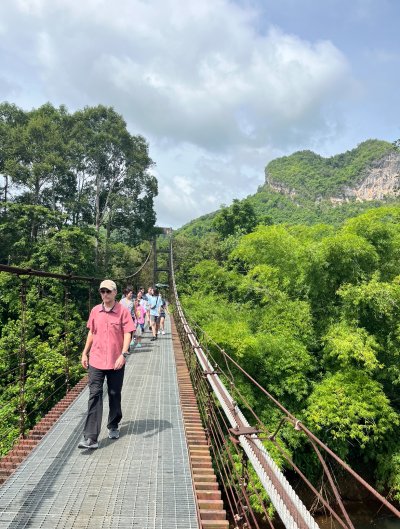 สะพานแขวนภูเขารูปหัวใจ
