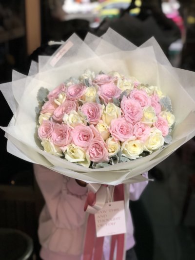 50 roses with snow leaves
