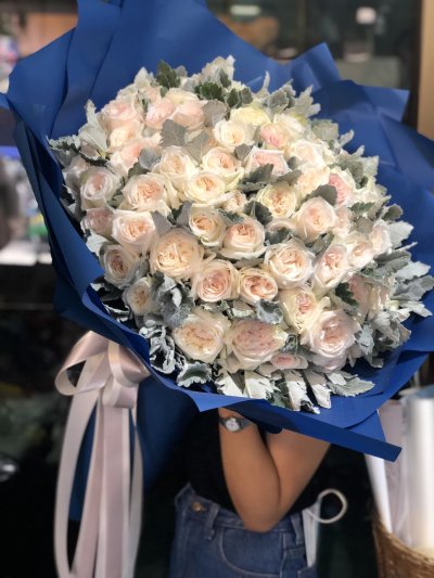 100 roses with snow leaves