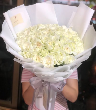 50 white roses bouquet