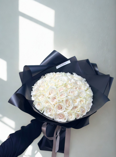 50 White English Roses Black Wrapping