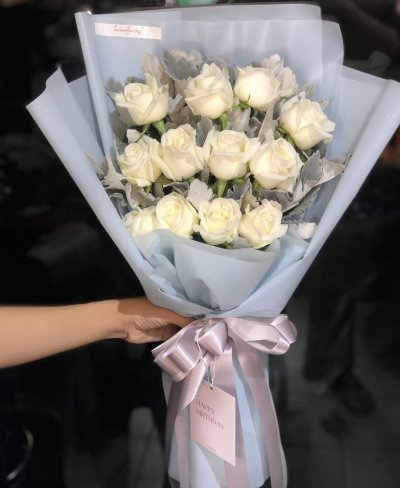 10 white rose with snow leaves