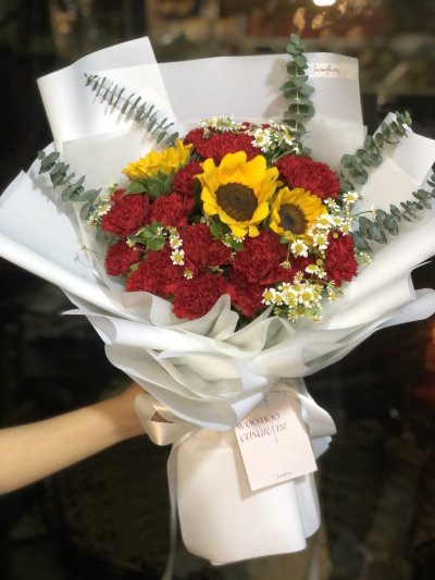 Red Carna Sunflower bouquet