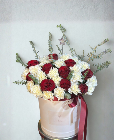 Premium Red Flower Box - กล่องดอกไม้สดกุหลาบและคาเนชั่น