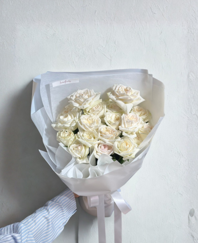 20 White Roses - Elegant and Royal