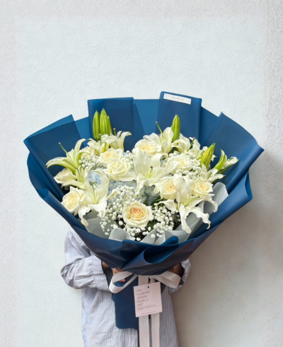 Luxe Grand White Lily & Rose Navy Bouquet