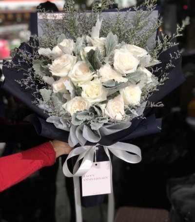 10 White Rose Mix Bouquet