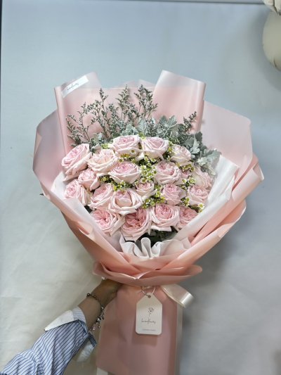 20 Roses with Daisies and Snow Leaf