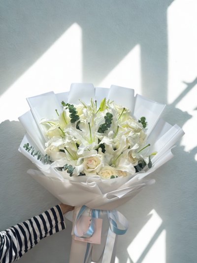 Roses x Lillies Flower Bouquet