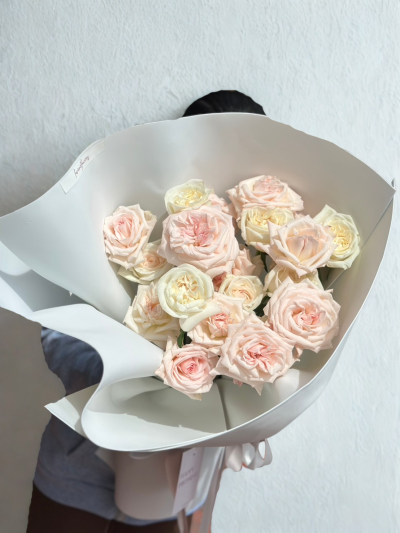 White Rosie 20 Roses Bouquet | Trendy Wrapping