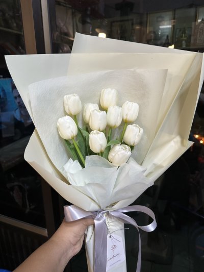 10 White Tulips