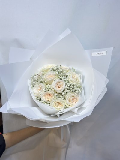 10 White Roses