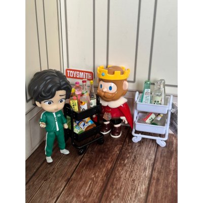 [พร้อมส่งในไทย] ชั้นวางของมีล้อจิ๋ว ของเล่นของตกแต่งตุ๊กตา ชั้นใส่ของ ชั้นเก็บของจิ๋ว ของจิ๋ว