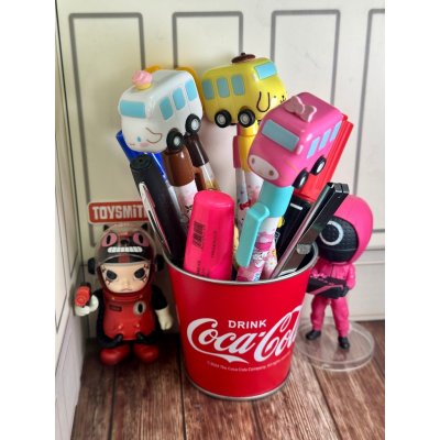 [พร้อมส่งในไทย] ถังโค้กจิ๋ว ถังโลหะลายโค้ก ถังใส่ปากกา ของตกแต่งโต๊ะทำงาน ของจิ๋ว