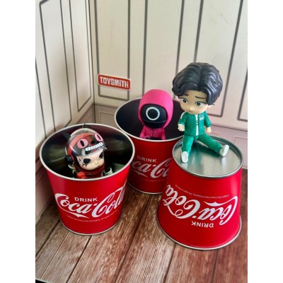 [พร้อมส่งในไทย] ถังโค้กจิ๋ว ถังโลหะลายโค้ก ถังใส่ปากกา ของตกแต่งโต๊ะทำงาน ของจิ๋ว