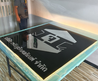 ป้ายอะคริลิคมิลเลอร์สี่เหลี่ยมรวมไฟออกหลัง ขนาด 120x120 cm.