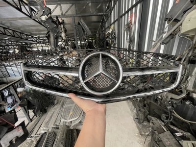 กระจังหน้าW204