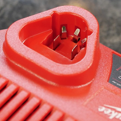 Milwaukee รุ่น C12 C แท่นชาร์จแบตเตอรี่ 12 โวลต์