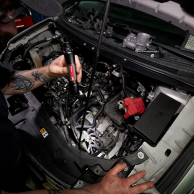 Milwaukee รุ่น L4 FL2000 L4 ไฟฉายปรับแสงแบบชาร์จไฟ 2000 ลูเมน