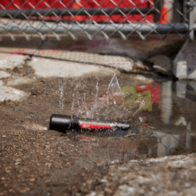 Milwaukee รุ่น L4 FL2000 L4 ไฟฉายปรับแสงแบบชาร์จไฟ 2000 ลูเมน