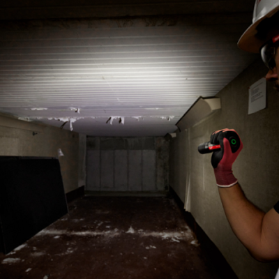 Milwaukee รุ่น L4 FL2000 L4 ไฟฉายปรับแสงแบบชาร์จไฟ 2000 ลูเมน